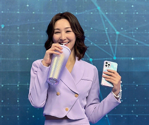 72岁曾志伟和25岁女星合影,姿势不雅惹争议!此前曾因给电诈头目庆生道歉(组图) - 5