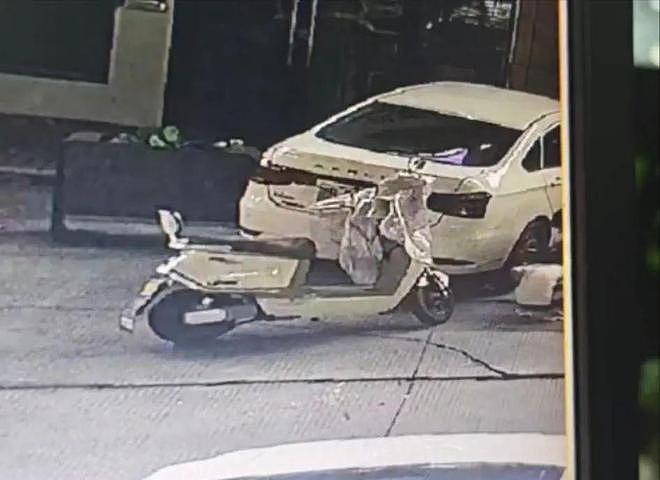 男子嫌网约车倒车慢,当着两小孩的面掰弯网约车牌并放气,只愿赔200元,司机:侮辱性极强,不和解(组图) - 2