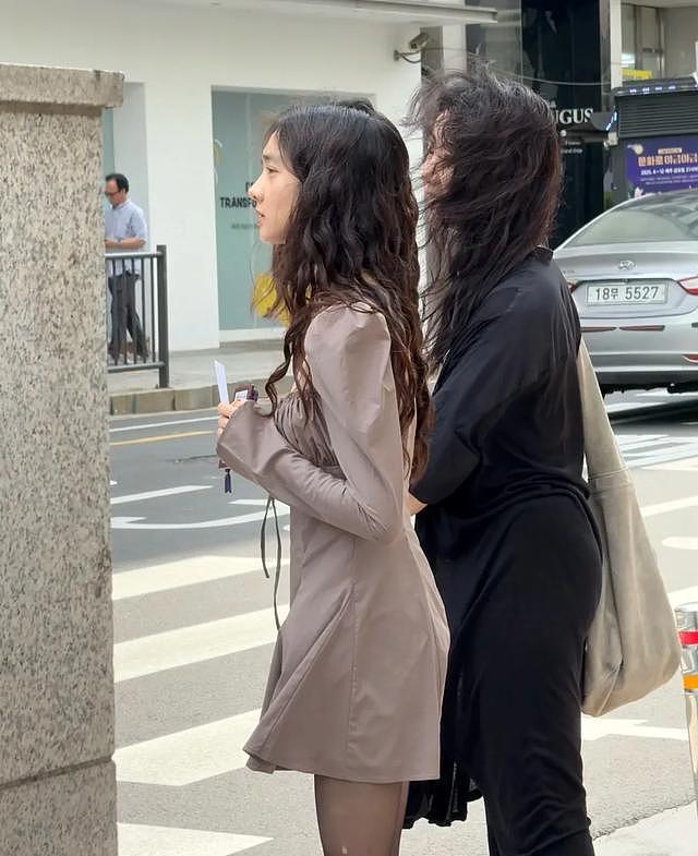 网友首尔街头偶遇多多,气质像汤唯,和妈妈孙莉在韩国悠闲度假(组图) - 1