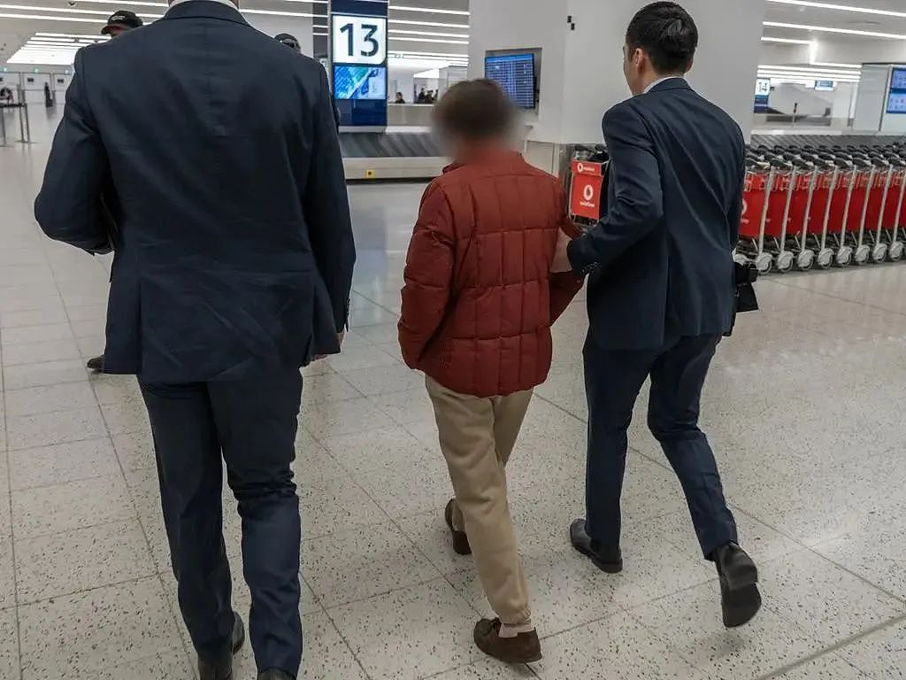 63岁澳华女在机场登机前被捕!华人同胞却集体鼓掌......(组图) - 7