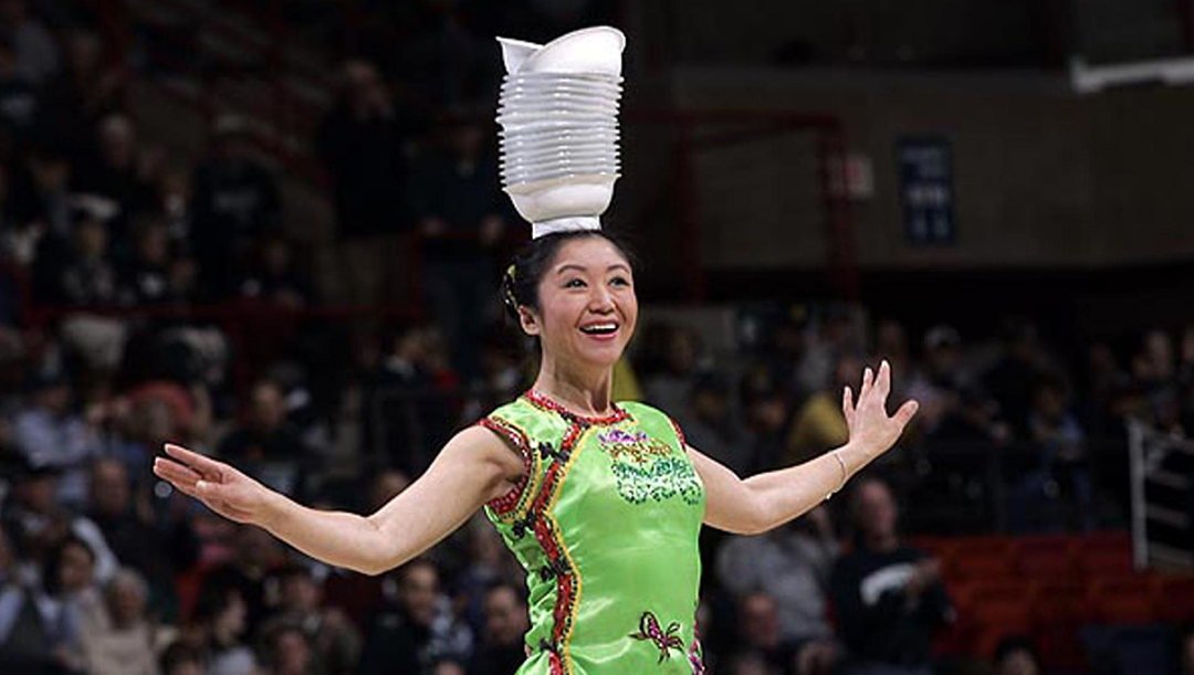 山西杂技大姨硬控NBA球场30年！身价不菲地位比肩詹姆斯？网友：她值得进名人堂！（组图） - 2