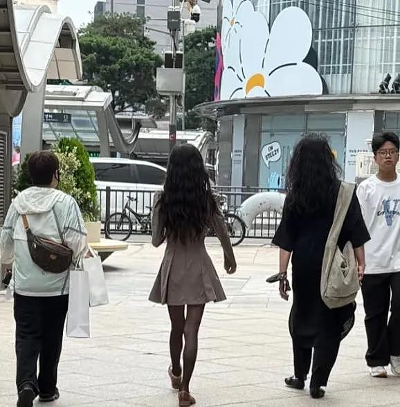 网友首尔街头偶遇多多,气质像汤唯,和妈妈孙莉在韩国悠闲度假(组图) - 5