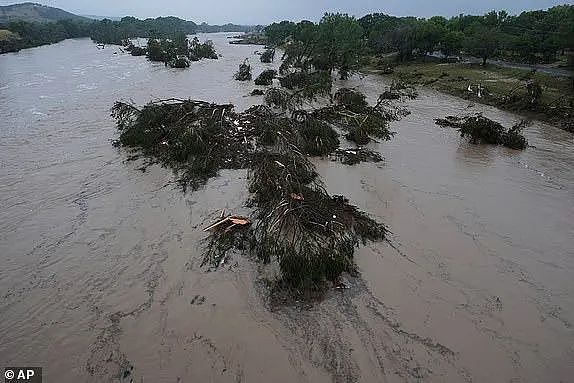 突发灾难，13人死亡！ 恐怖洪水席卷，夏令营惨遭灭顶之灾，23名女童失踪（组图） - 10