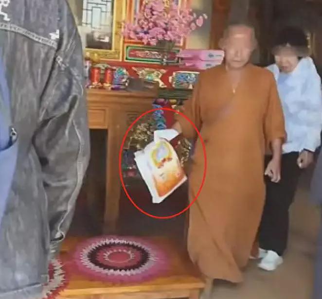 五台山扔米和尚被扒后，恶心的一幕出现了，知情人曝出更多内幕（组图） - 1