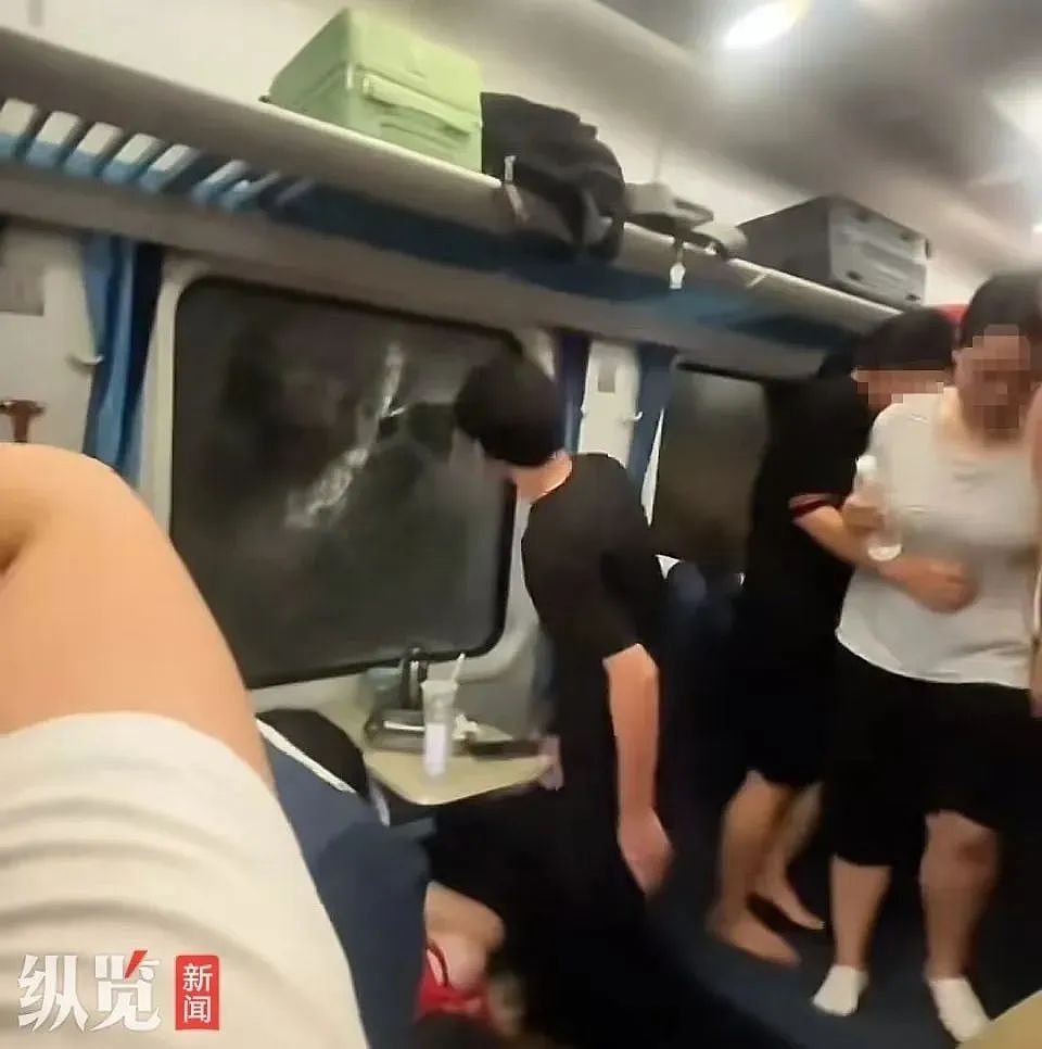 脱线列车上的砸窗人:一代人有一代人的觉醒(组图) - 3