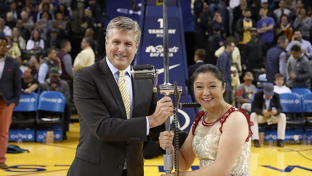 山西杂技大姨硬控NBA球场30年！身价不菲地位比肩詹姆斯？网友：她值得进名人堂！（组图） - 15