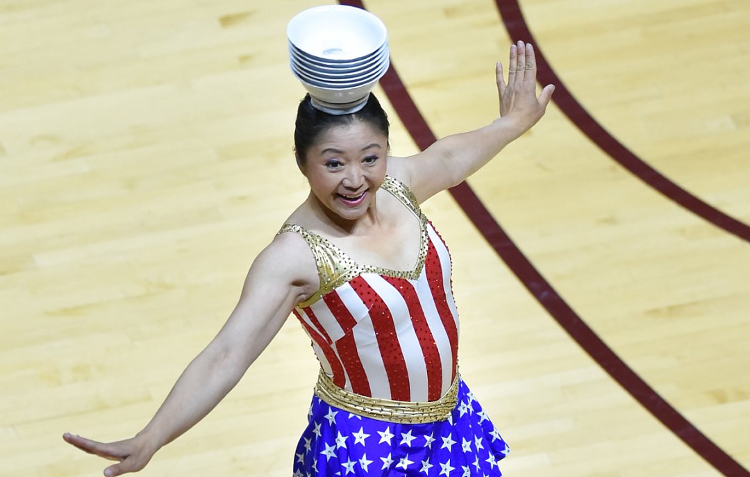 山西杂技大姨硬控NBA球场30年！身价不菲地位比肩詹姆斯？网友：她值得进名人堂！（组图） - 10