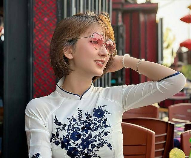 港姐二轮面试竞争激烈，有人穿低胸装拎名牌包...（组图） - 5