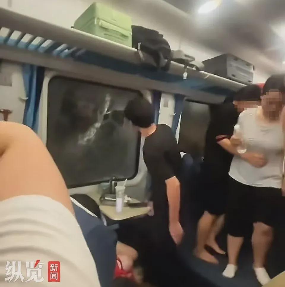 他们准备了10辆救护车，却说闷罐车里乘客还不够热（组图） - 1