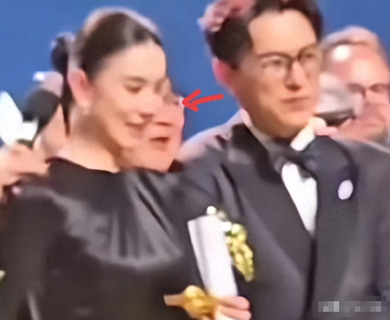 咸猪手、开黄腔！主持人曹可凡“越扒越有”，姜妍不是第一受害者（组图） - 1
