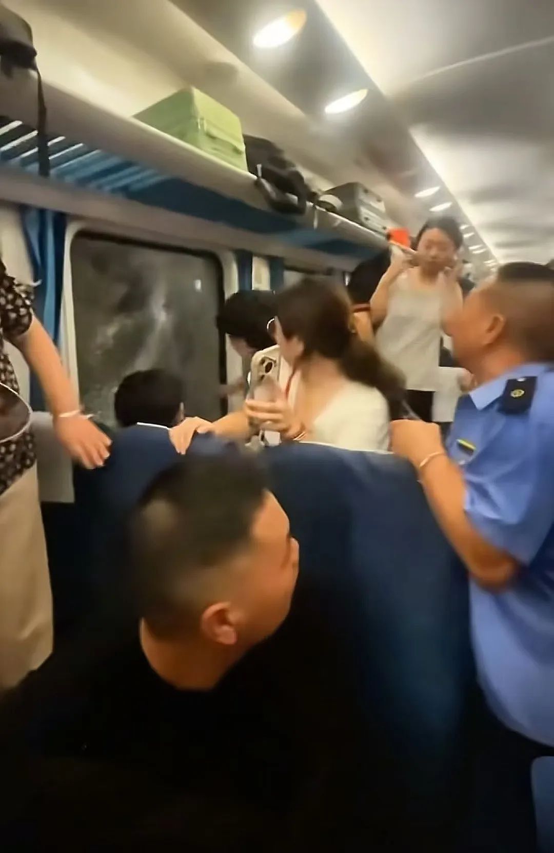 列车停运,热到砸窗,谁错了?争议咋这么大?(组图) - 2