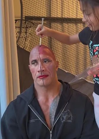 巨石强森实力养娃！浑身肌肉被女儿各种化妆：还能咋滴，宠着吧...（组图） - 4