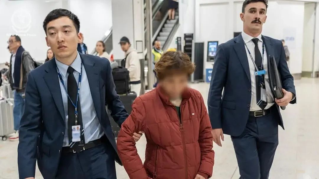 63岁澳华女在机场登机前被捕!华人同胞却集体鼓掌......(组图) - 3