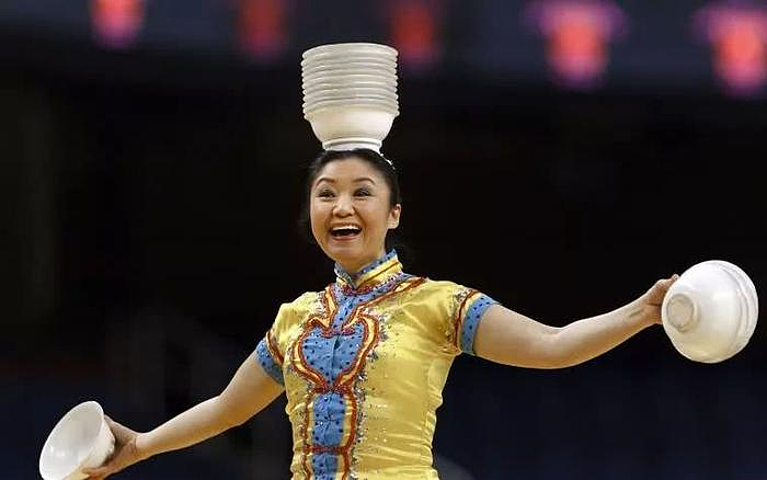山西杂技大姨硬控NBA球场30年！身价不菲地位比肩詹姆斯？网友：她值得进名人堂！（组图） - 20
