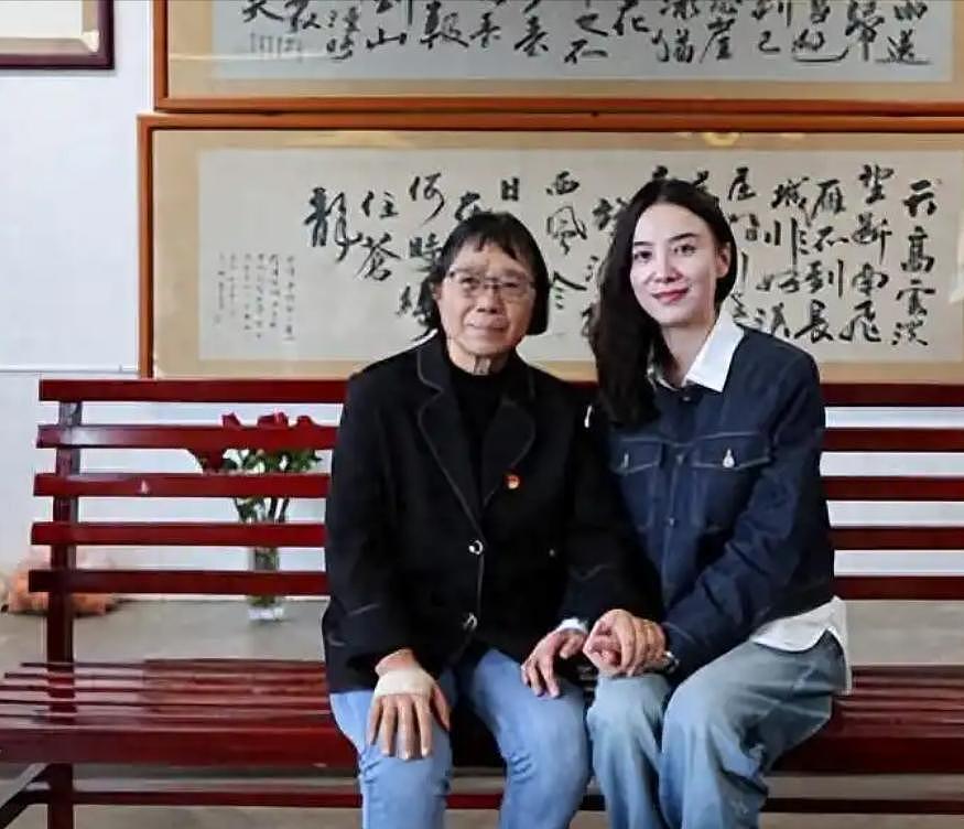 白玉兰再惊艳:宋佳是如何从“土妞”蜕变成松弛感时髦精的?(组图) - 2