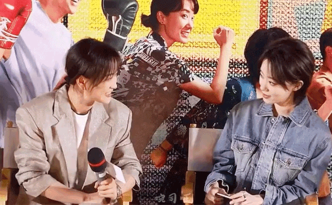 狗仔疑曝张小斐爆红内幕：贾玲不遗余力捧10年，两人暧昧细节曝光（组图） - 15