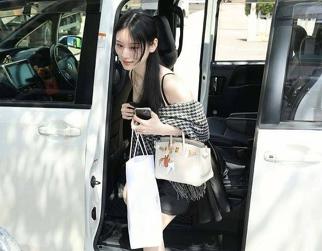 港姐二轮面试竞争激烈，有人穿低胸装拎名牌包...（组图） - 3