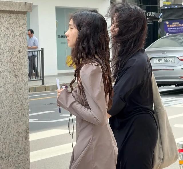 网友首尔街头偶遇多多,气质像汤唯,和妈妈孙莉在韩国悠闲度假(组图) - 2