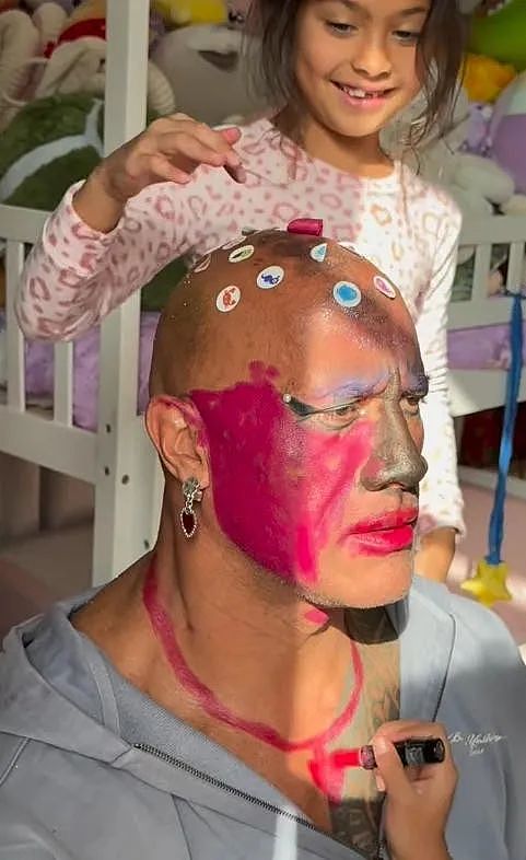 巨石强森实力养娃！浑身肌肉被女儿各种化妆：还能咋滴，宠着吧...（组图） - 10