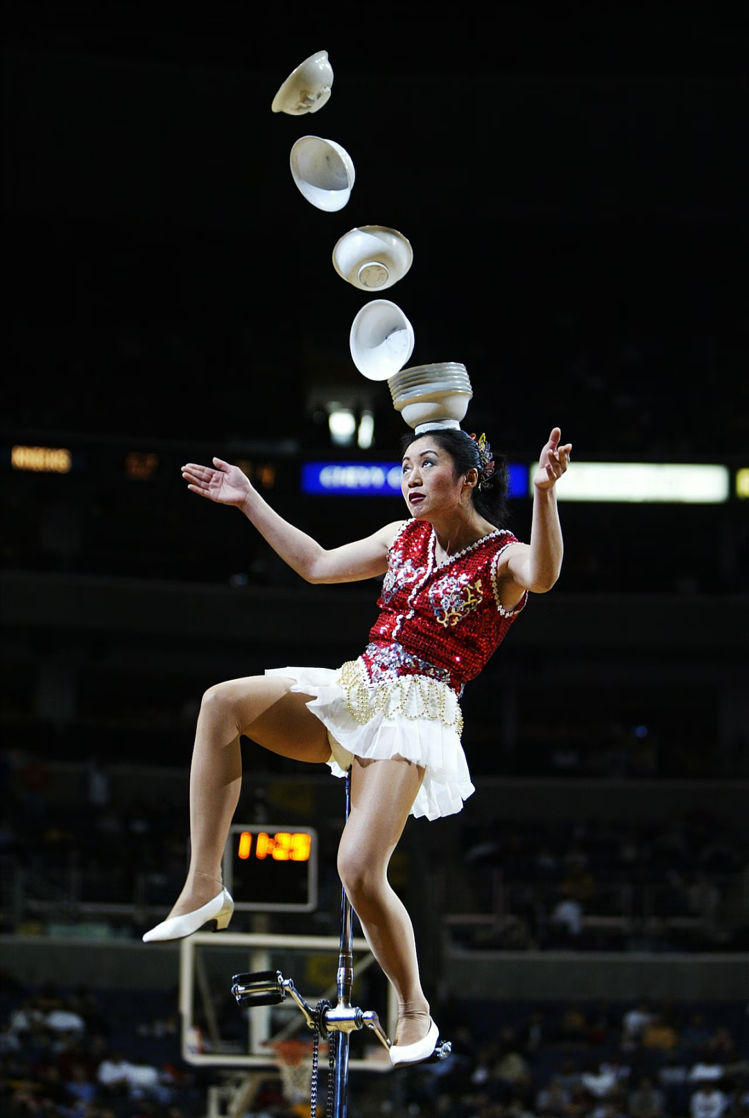 山西杂技大姨硬控NBA球场30年！身价不菲地位比肩詹姆斯？网友：她值得进名人堂！（组图） - 9