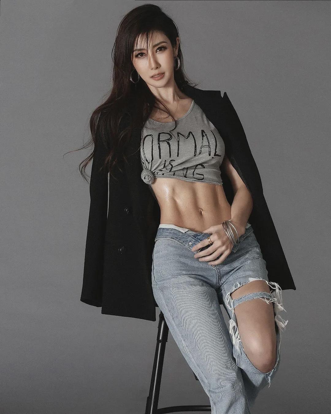 【美女】45岁“老阿姨”狂晒大长腿、马甲线。网友：这状态说24岁我都信（组图） - 1