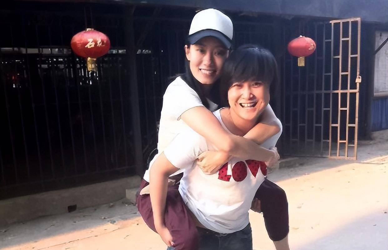 狗仔疑曝张小斐爆红内幕：贾玲不遗余力捧10年，两人暧昧细节曝光（组图） - 1