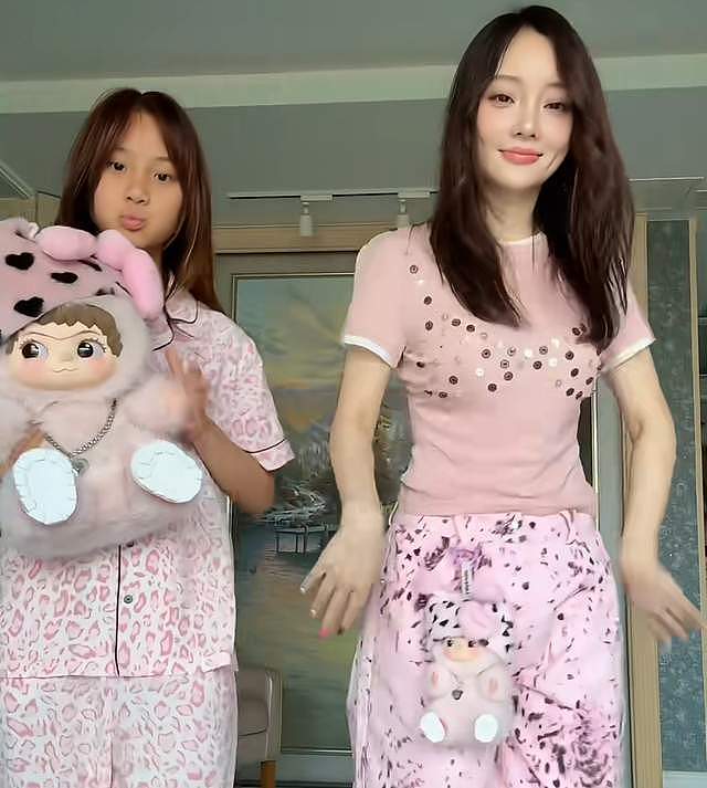 李小璐有二胎了？家中出现婴儿椅和小男孩，疑似删除网友质疑评论（组图） - 1