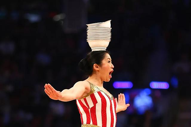 山西杂技大姨硬控NBA球场30年！身价不菲地位比肩詹姆斯？网友：她值得进名人堂！（组图） - 8