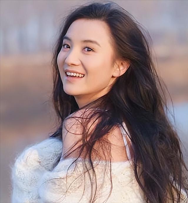 白玉兰再惊艳:宋佳是如何从“土妞”蜕变成松弛感时髦精的?(组图) - 5