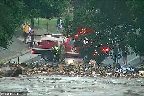 突发灾难，13人死亡！ 恐怖洪水席卷，夏令营惨遭灭顶之灾，23名女童失踪（组图） - 12