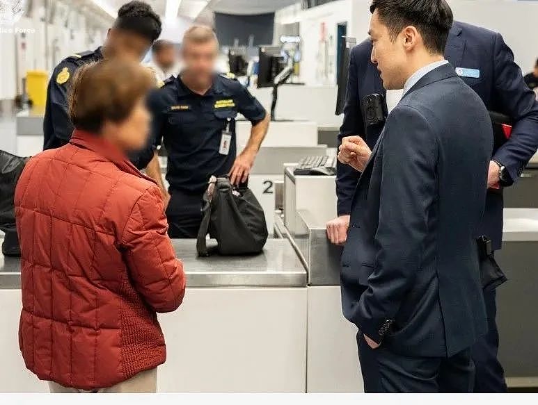 63岁澳华女在机场登机前被捕!华人同胞却集体鼓掌......(组图) - 6