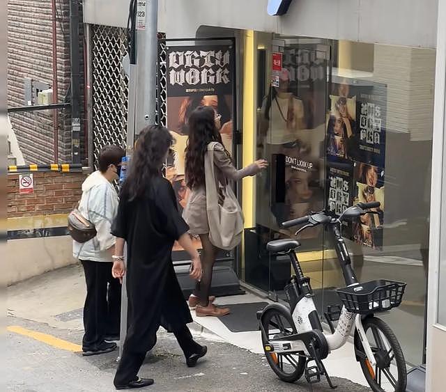 网友首尔街头偶遇多多,气质像汤唯,和妈妈孙莉在韩国悠闲度假(组图) - 3