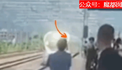 热搜第一！杭州东站一男子卧轨自杀，高铁避之不及吓坏众人（组图） - 16