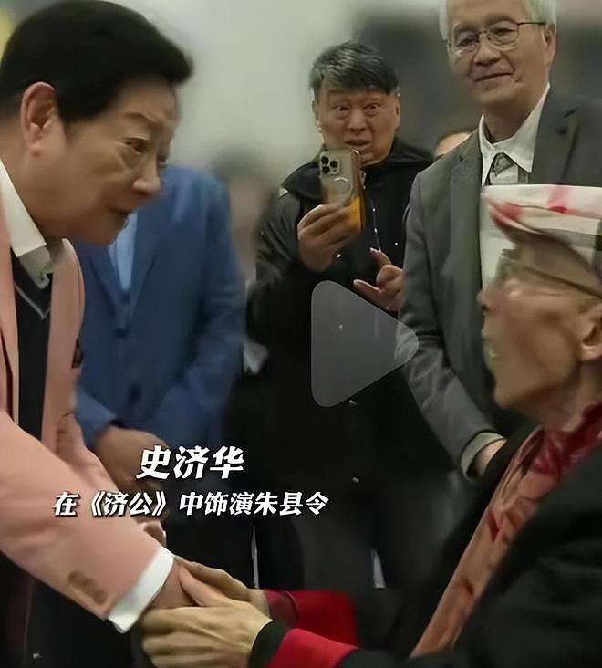 游本昌宣誓入党，92岁近况曝光：坐轮椅、人暴瘦，身体状况引热议（组图） - 13