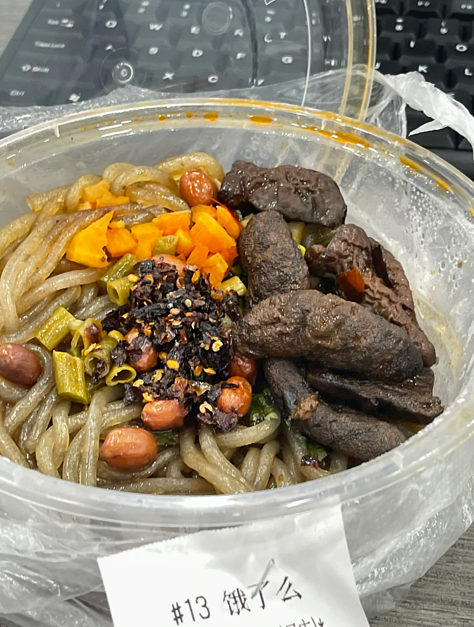 【爆笑】外卖小哥笑了5分钟才把餐给妹子，一打开人都傻了！是老板的猫拉里面了吗？（组图） - 5