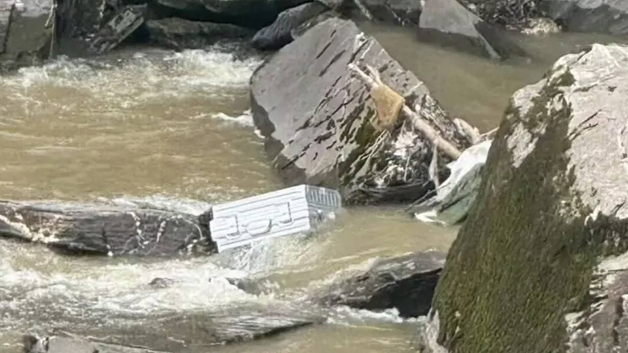 四川阿坝旅游巴坠崖落水致2死5失联!亲属:“活要见人,死要见尸”(组图) - 1