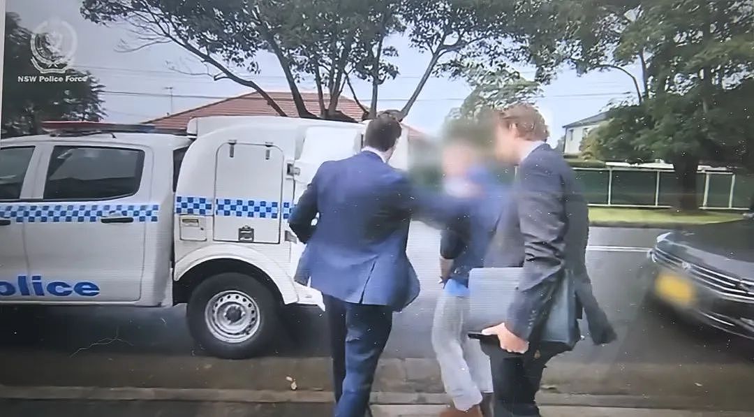 震惊!澳洲公共机构曝惊天丑闻,高级健康顾问身陷性暴力指控,15项重罪令人发指,掐颈、囚禁、跟踪…手段残忍,全网震怒!(组图) - 4