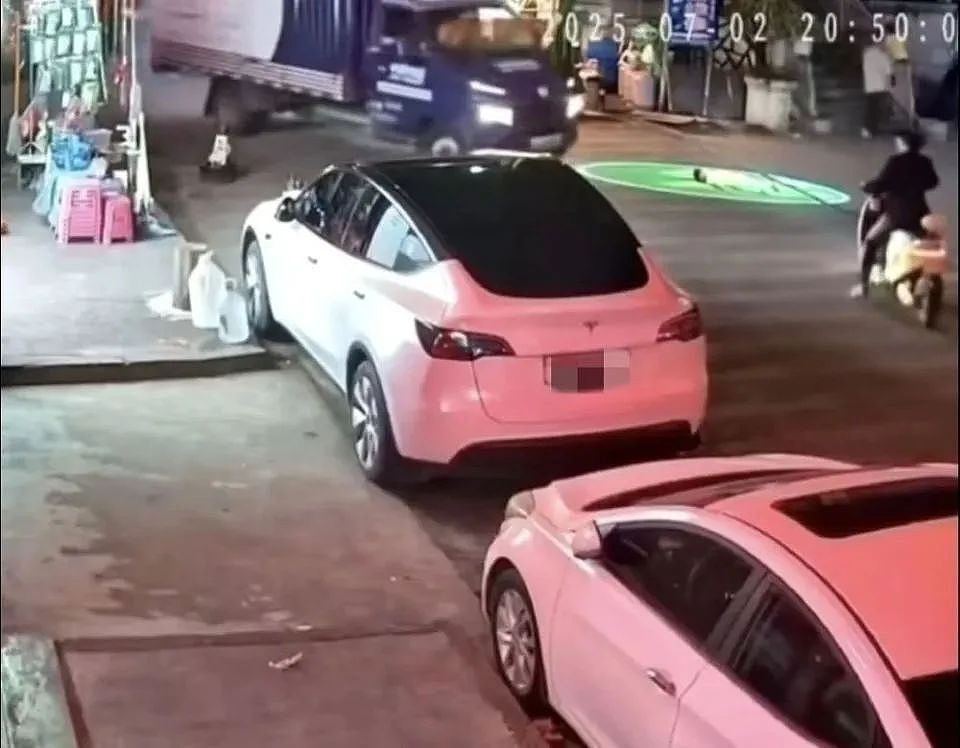 幼童躺街上玩耍,被快递货车碾压身亡!司机:我也为人父母,既内疚又冤枉(视频/组图) - 2