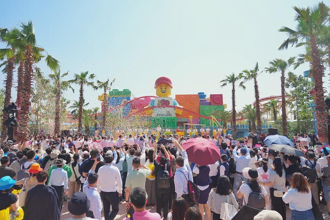 上海乐高乐园高温下正式开园，1小时涌入7500人，有项目要排105分钟！酒店套餐价最高超7000元（组图） - 1