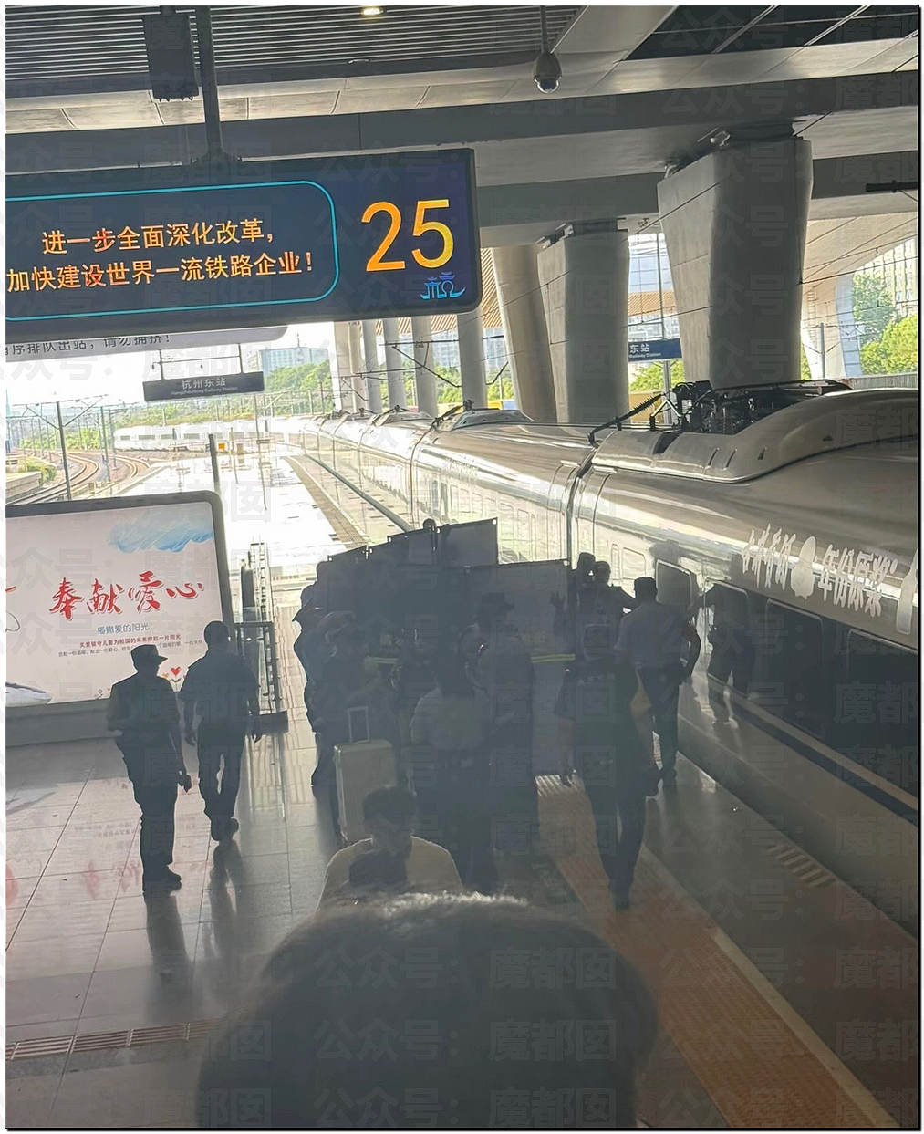 热搜第一！杭州东站一男子卧轨自杀，高铁避之不及吓坏众人（组图） - 15