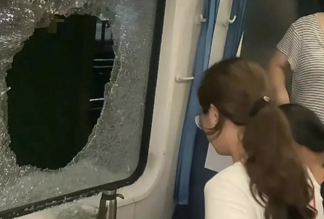 胡锡进：不道歉不慰问，铁路部门如此通报”砸窗事件”引众嘲（组图） - 1