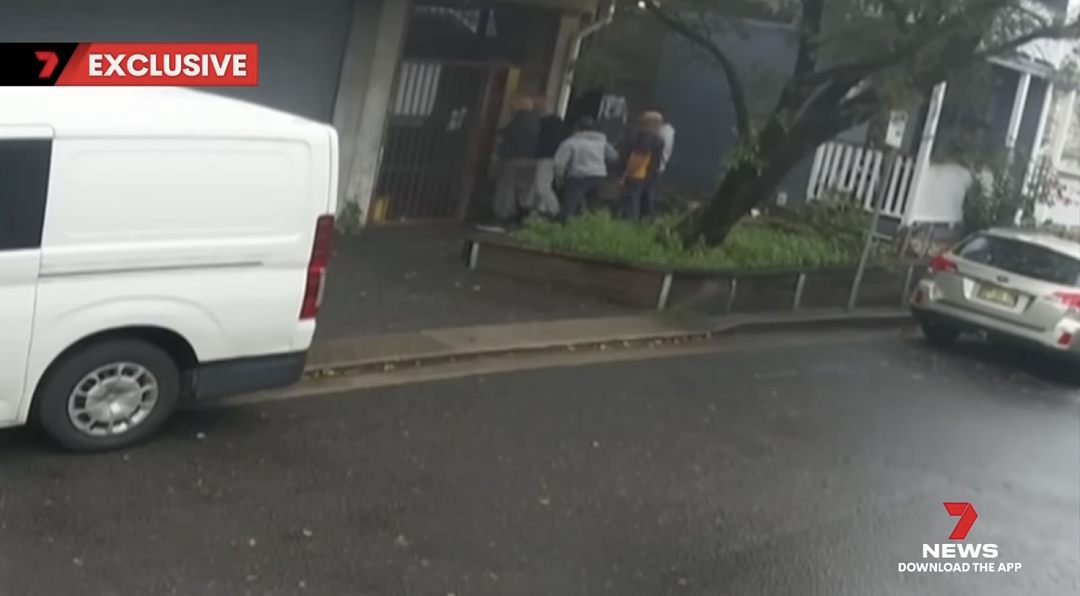 吓人！悉尼一74岁超市员工遭陌生人暴力殴打，重伤入院！众人合力围堵，警方迅速逮捕施暴者（组图） - 4