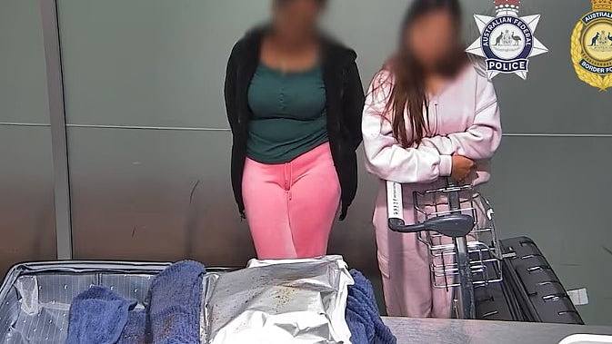 澳洲两女涉从温哥华经香港偷运30kg可卡因,抵达布里斯班后被捕(组图) - 1