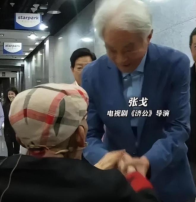游本昌宣誓入党，92岁近况曝光：坐轮椅、人暴瘦，身体状况引热议（组图） - 9