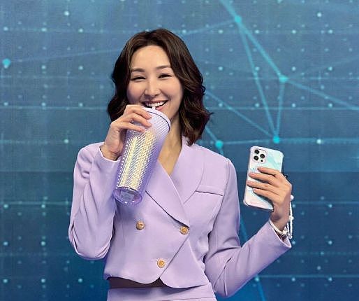 72岁曾志伟和25岁女星合影，姿势不雅惹争议！此前曾因给电诈头目庆生道歉（组图） - 5
