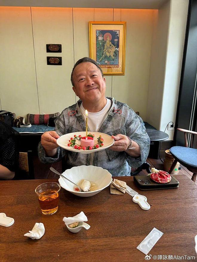 72岁曾志伟和25岁女星合影，姿势不雅惹争议！此前曾因给电诈头目庆生道歉（组图） - 4