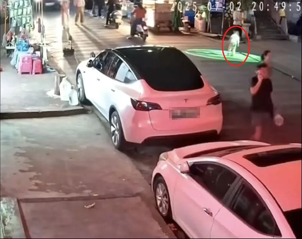 幼童躺街上玩耍,被快递货车碾压身亡!司机:我也为人父母,既内疚又冤枉(视频/组图) - 1