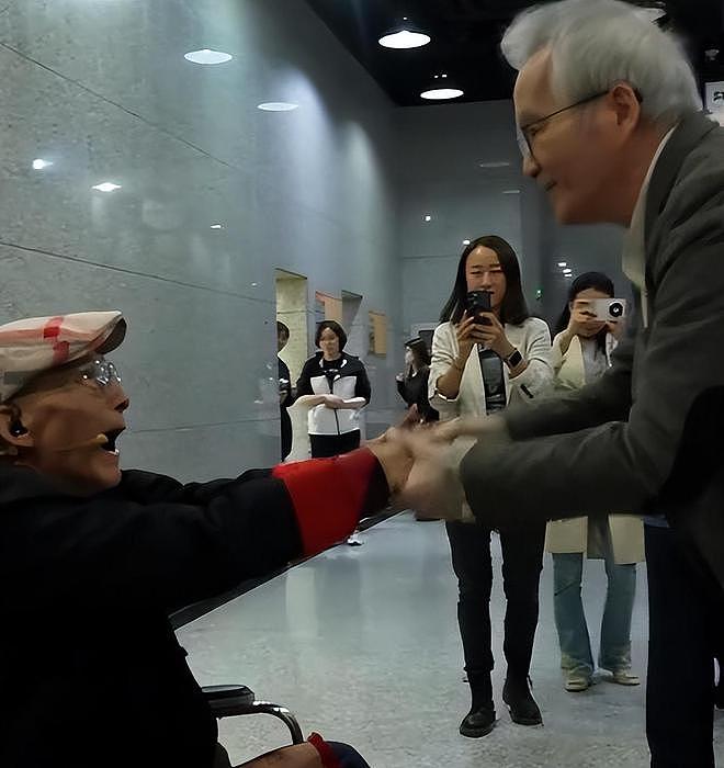 游本昌宣誓入党，92岁近况曝光：坐轮椅、人暴瘦，身体状况引热议（组图） - 10