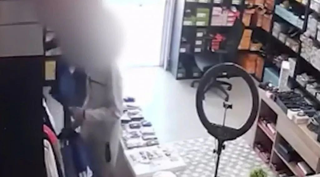 布里斯班北区一时装店光天化日下遭劫！4名青少年被捕，店主：感觉很不安全（组图） - 2