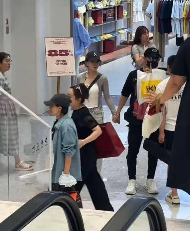 森林北赢麻了！汪峰连夜飞新疆买礼物哄好，网友曝偶遇视频，好甜...（组图） - 2